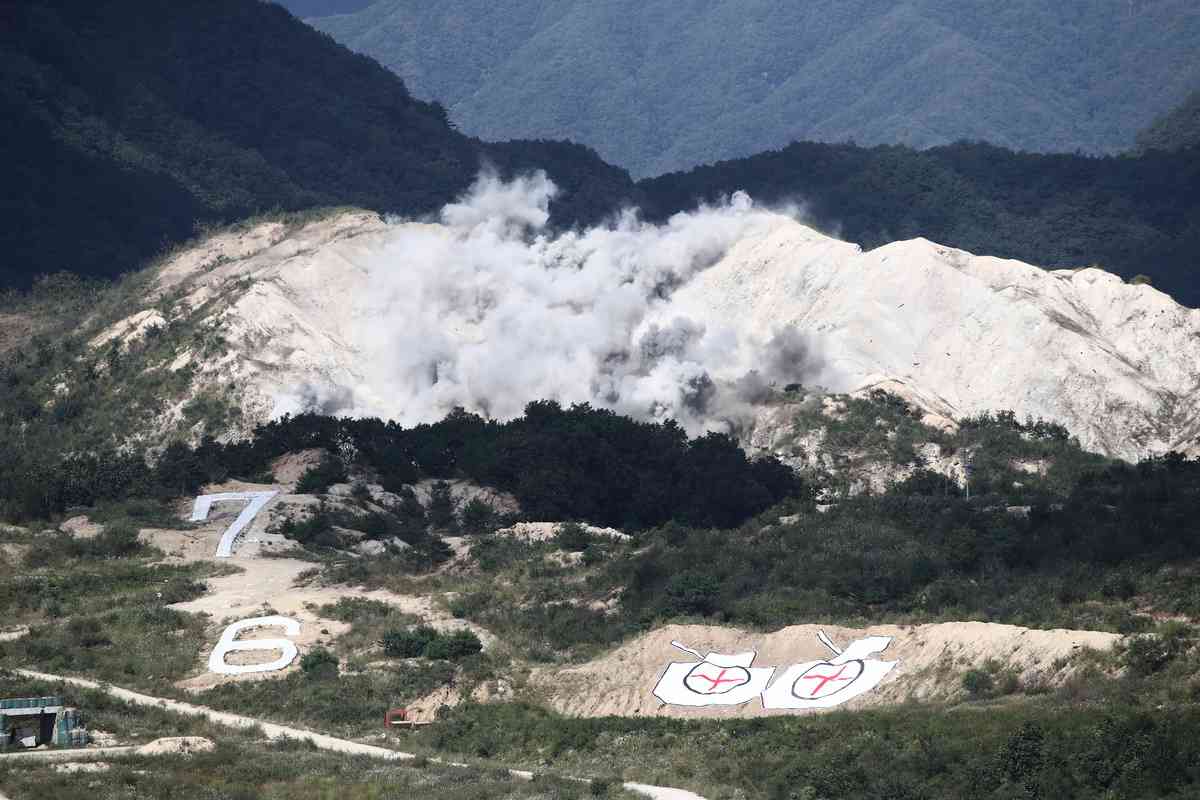 2022年9月20日，南韓抱川市（Pocheon），南韓防務展（DX Korea 2022）前，陸軍參加實彈演習。（Chung Sung-Jun/Getty Images）