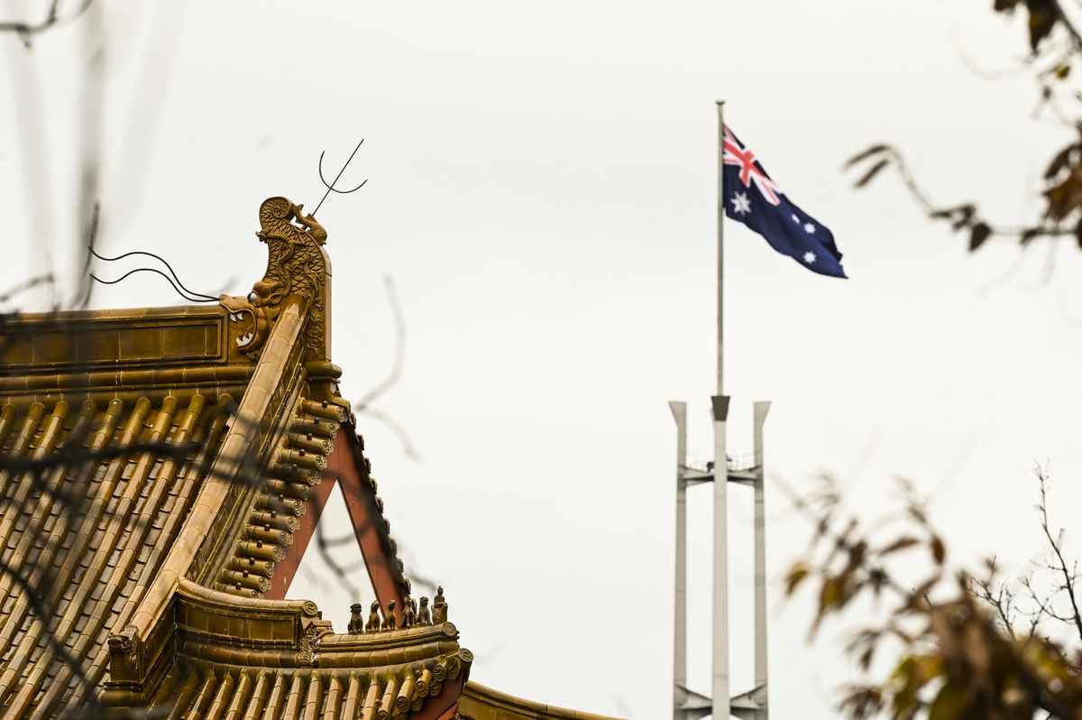  就中共釋放的解凍中澳關係信號，一位澳洲國防與政策專家回應說，工黨政府會加強與民主盟友合作，難以改變前任政府的對華戰略立場。圖為2020年6月29日，在中共駐坎培拉大使館後拍到的澳洲國旗。 （Lukas Coch/ AAP Image）