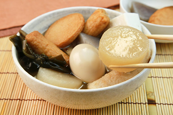 有名的日式料理「關東煮」裏要放白蘿蔔一起煮。（Shutterstock）