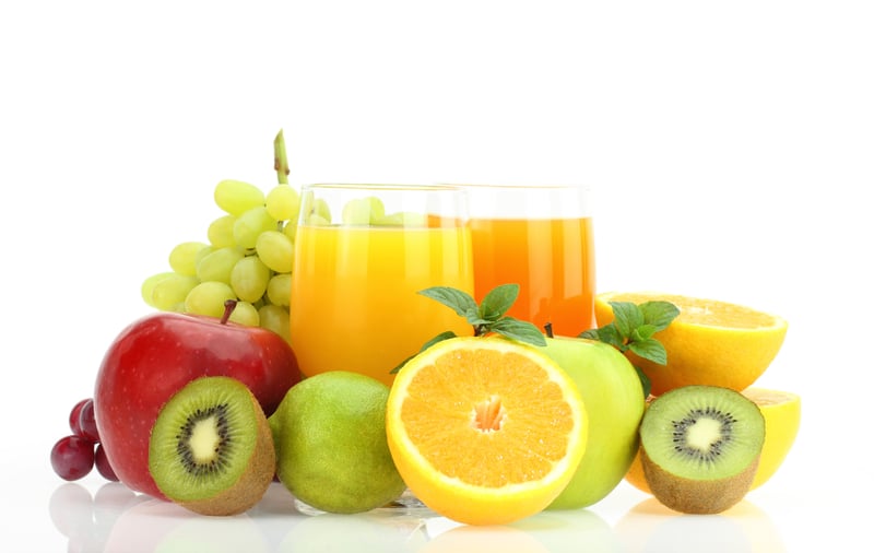 「果汁無法取代新鮮水果」。比起喝果汁，直接吃鮮果的營養素攝取量會更多。（Fotolia）