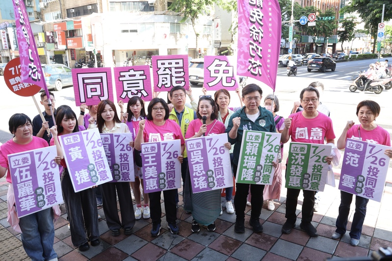 台灣大罷免倒計時 公民反共潮席捲台灣