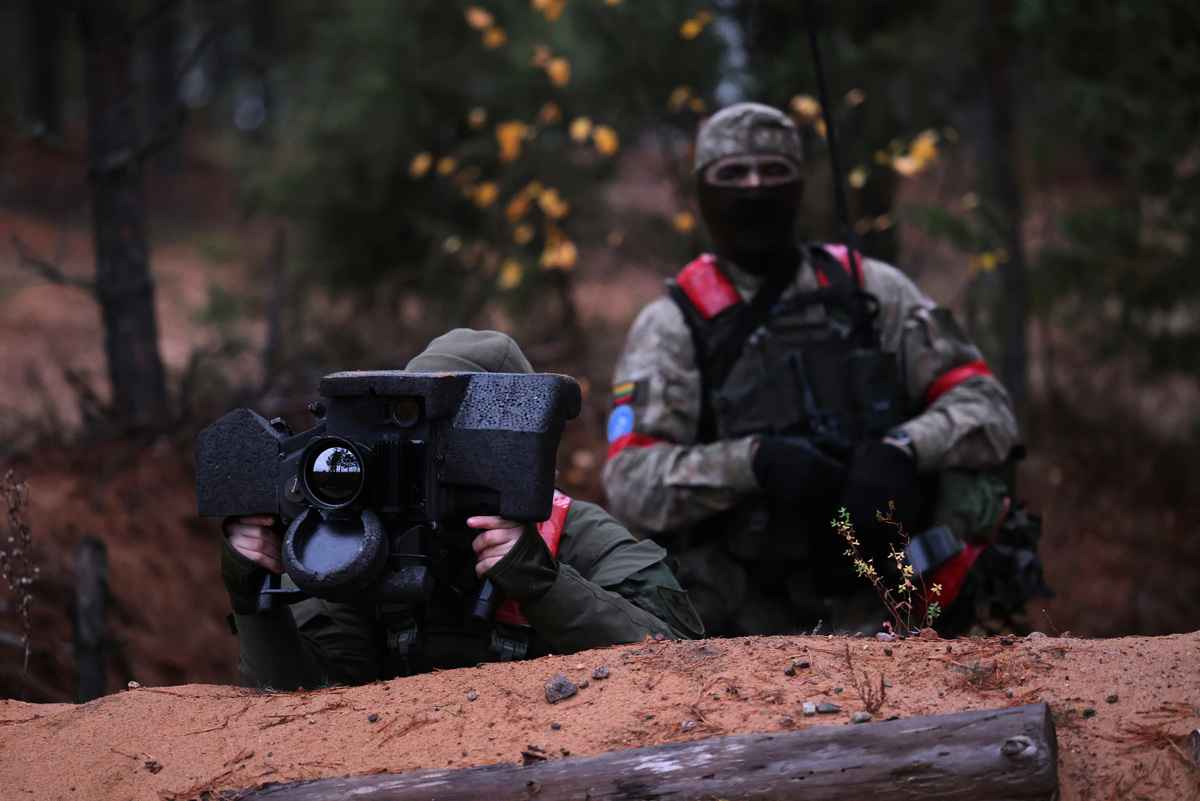2022年10月27日，立陶宛帕布拉德（Pabrade），配備標槍反坦克導彈系統（Javelin anti-tank missile system）的立陶宛士兵參加北約（NATO）舉行的鐵狼（Iron Wolf）軍演。（Sean Gallup/Getty Images）