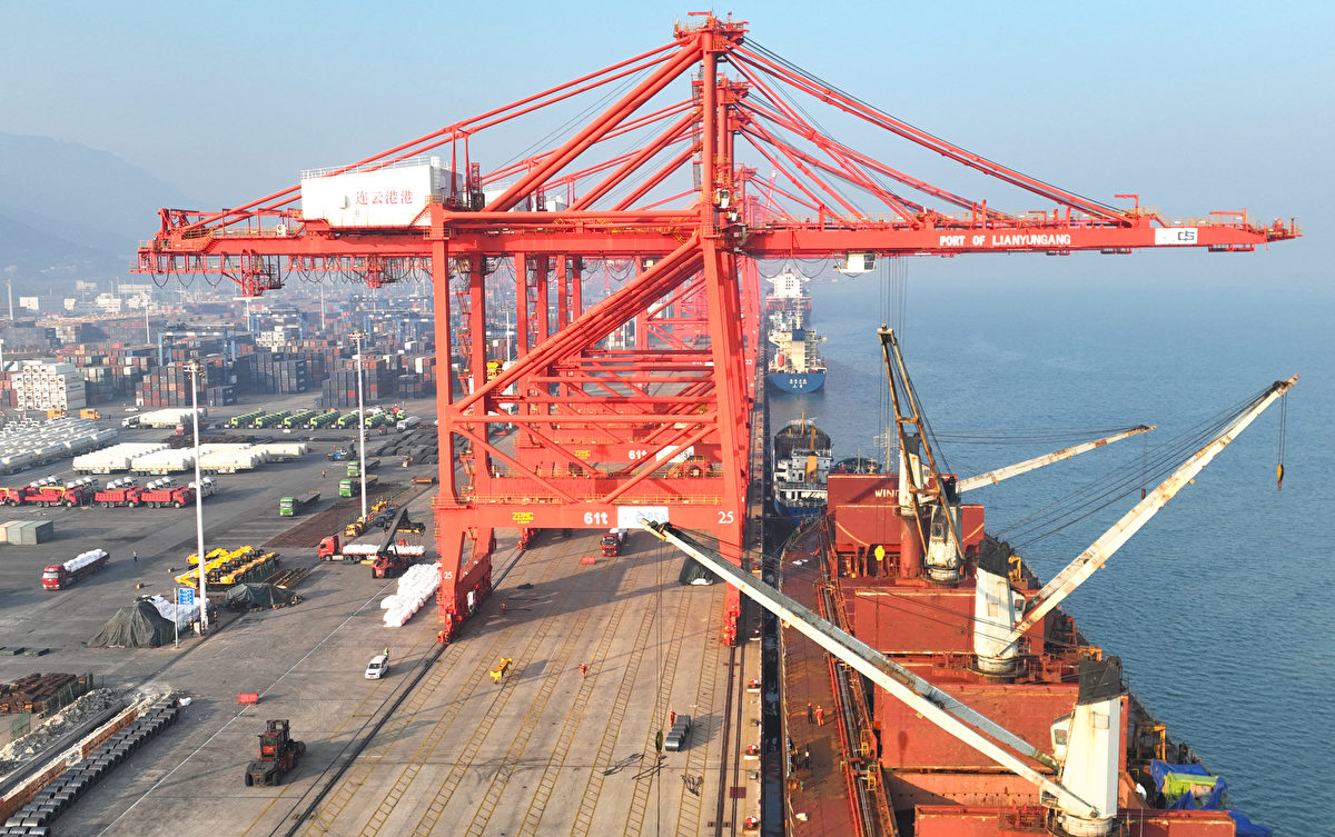 2022年第四季度，中國對美國的進出口商品貿易總額連續三個月同比下降。圖為2022年12月7日江蘇省連雲港港口的起重機和貨櫃。（ST/AFP）