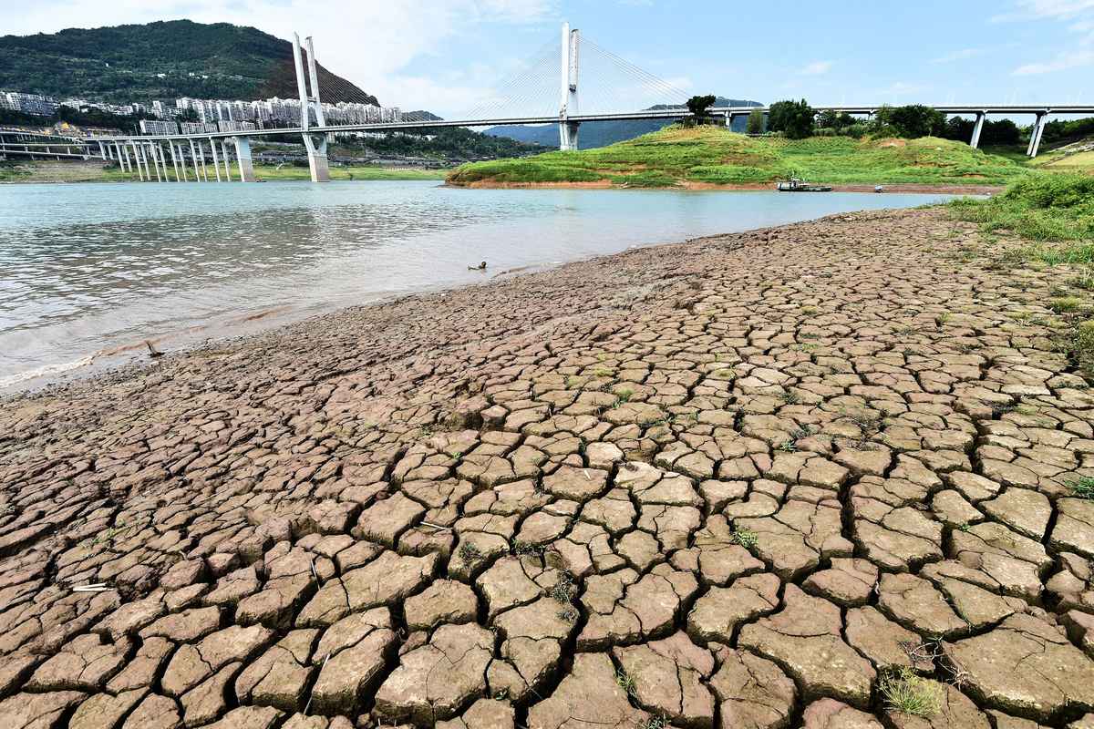 2022年夏天，中國多地高溫乾旱。圖為長江重慶段一片乾枯的河床，攝於2022年8月16日。（STR / AFP）
