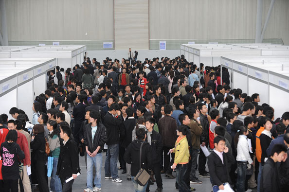 在中國大陸，面臨就業市場僧多粥少，大學畢業生們找工作困難。（AFP）