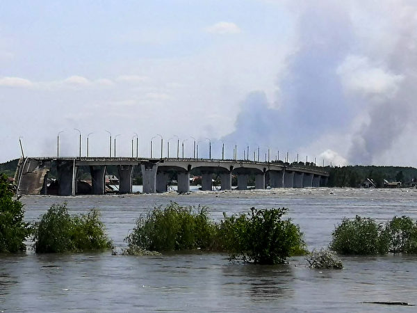 這張全景圖顯示了2023年6月6日，在卡霍夫卡水電站大壩遭受破壞後，赫爾松郊區的安東諾夫斯基大橋（REAR）附近的部份洪水區域。6月5日，俄羅斯控制的位於烏克蘭南部的卡霍夫卡大型水壩部份被炸，遭破壞後，洪水氾濫，迫使前線居民逃離洪水。（Oleg Tuchynsky/AFP via Getty Images）
