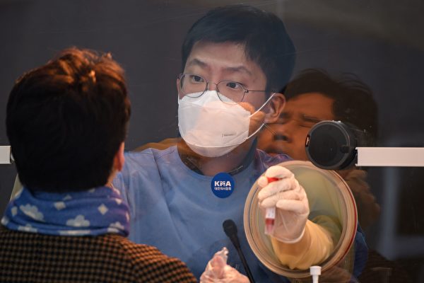 2020年12月18日，南韓首爾，民眾正在市政廳廣場的臨時中共病毒檢測站檢測。（ED JONES/AFP via Getty Images）