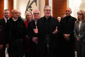 批准中共超級使館 英國首相被批「叩頭」