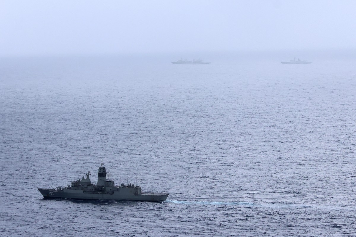 2025年2月13日拍攝並由澳洲國防軍發布的照片顯示,澳洲海軍艦艇HMAS Arunta(左下)在塔斯曼海的中共海軍 Fuchi級補給艦和微山湖江凱級護衛艦衡陽號附近航行。(Handout/Australian Defence Force/AFP)