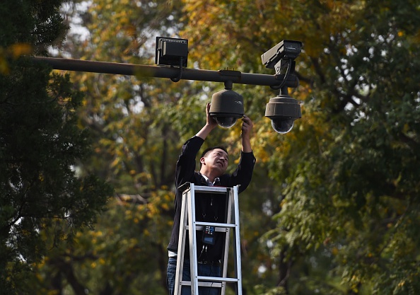 一名工人在調整天安門廣場的監控錄像頭。（GREG BAKER/AFP/Getty Images）