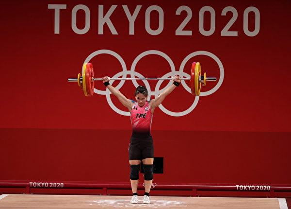 台灣舉重名將郭婞淳出征東京奧運，7月27日下午在舉重59公斤級A組出賽，抓舉第一把挑戰100公斤輕鬆過關，接著兩次挑戰103公斤，最終抓舉就以103公斤穩居第一。（中央社）