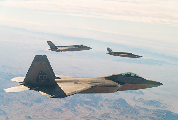 2020年12月9日，美國空軍的F-22和F-35戰機與XQ-58A Valkyrie低成本無人機在美國陸軍尤馬試驗場上空飛行。（美國空軍）