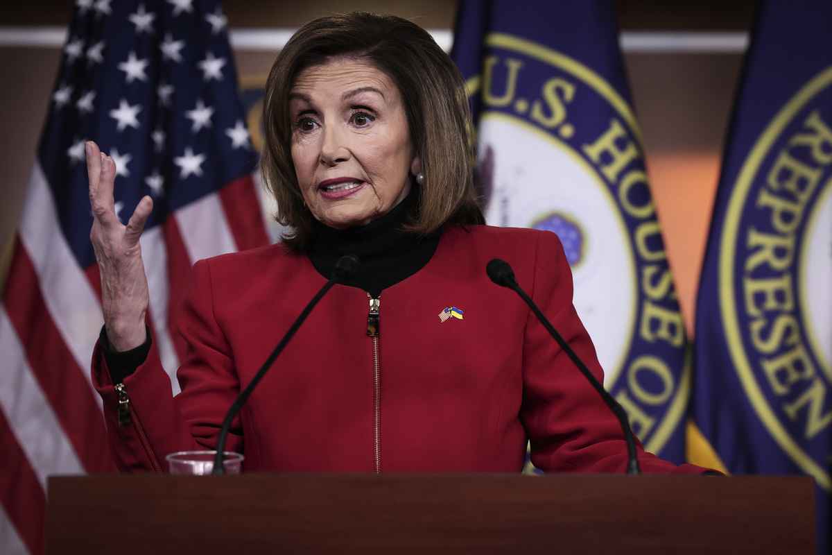 2022年12月15日，美國眾議院議長佩洛西（Nancy Pelosi）在國會大廈每周新聞發布會上回答問題。（Win McNamee/Getty Images）