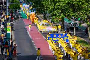 柏林法輪功連續二日大遊行 慶祝法輪大法日