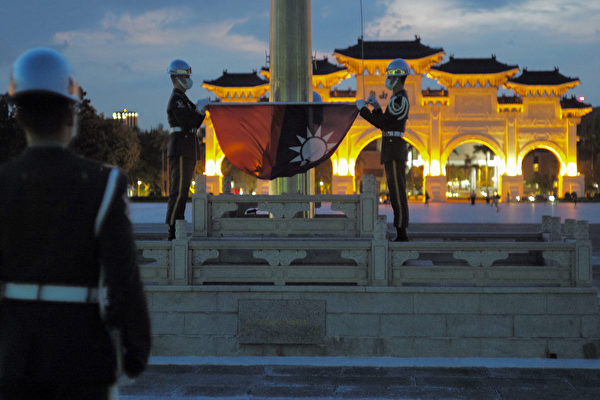 善與惡的龐大衝突，從失去中國開始。圖為2021年9月22日，台北中正紀念堂舉行的降旗儀式。（Sam Yeh / AFP）