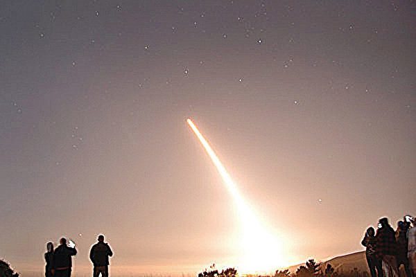 圖為2020年10月29日,一枚義勇兵三型(Minuteman III)洲際彈道導彈在加利福尼亞范登堡空軍基地發射升空。(美國空軍)