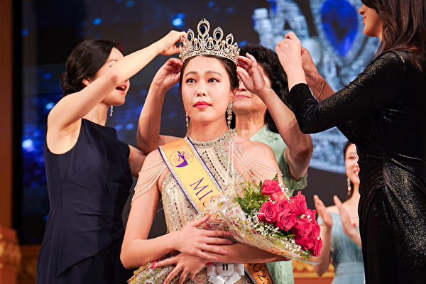 2023年9月30日晚，首屆新唐人全球華人選美大賽總決賽與加冕典禮，在紐約帕切斯學院表演藝術中心舉行。來自德州、現居紐約的Cynthia Sun摘得桂冠，成為第一屆新唐人選美小姐——Miss NTD。（Samira Bouaou/大紀元）