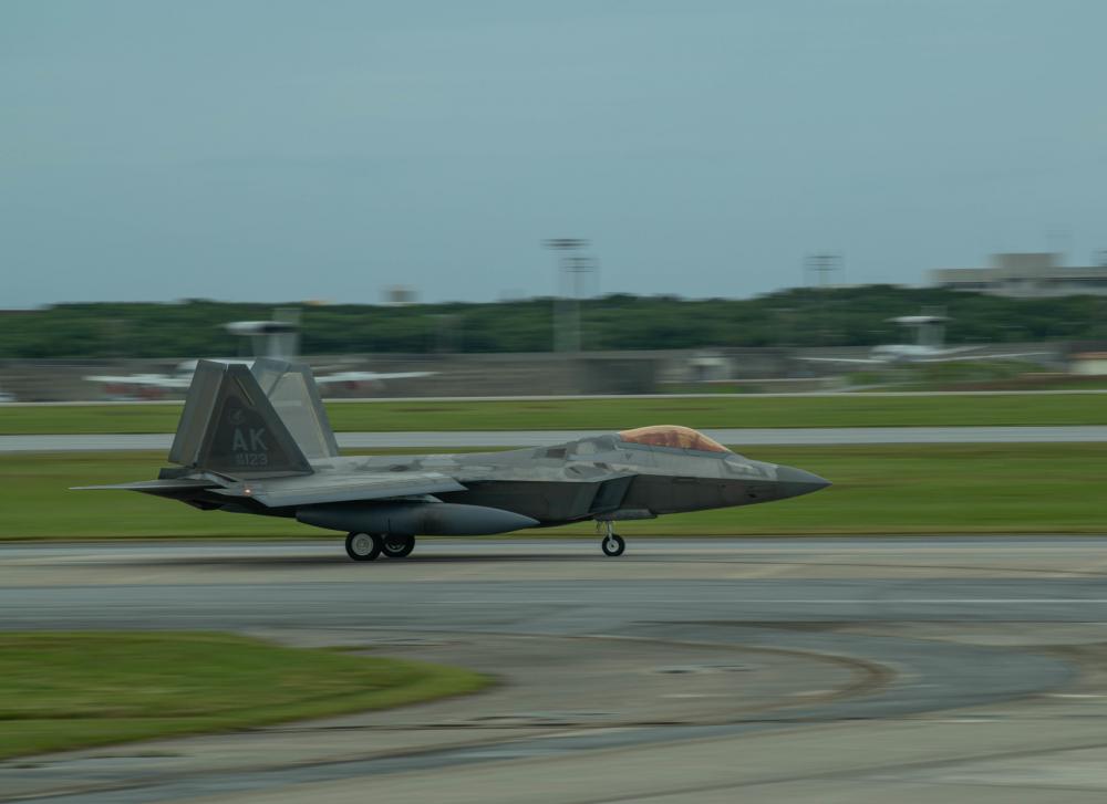 美軍F-22戰機進駐日本沖繩汰換老舊F-15｜大紀元時報香港｜獨立敢