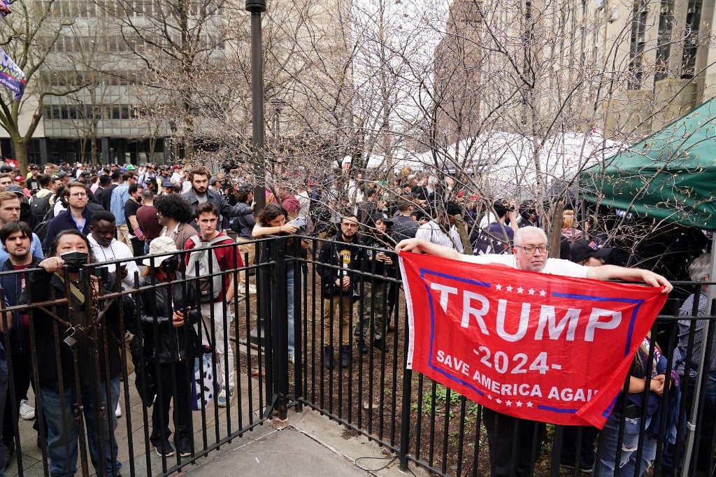 2023年4月4日，特朗普在紐約曼哈頓出庭期間，大批民眾聚集在公園裏。（Bryan R. Smith / POOL / AFP）