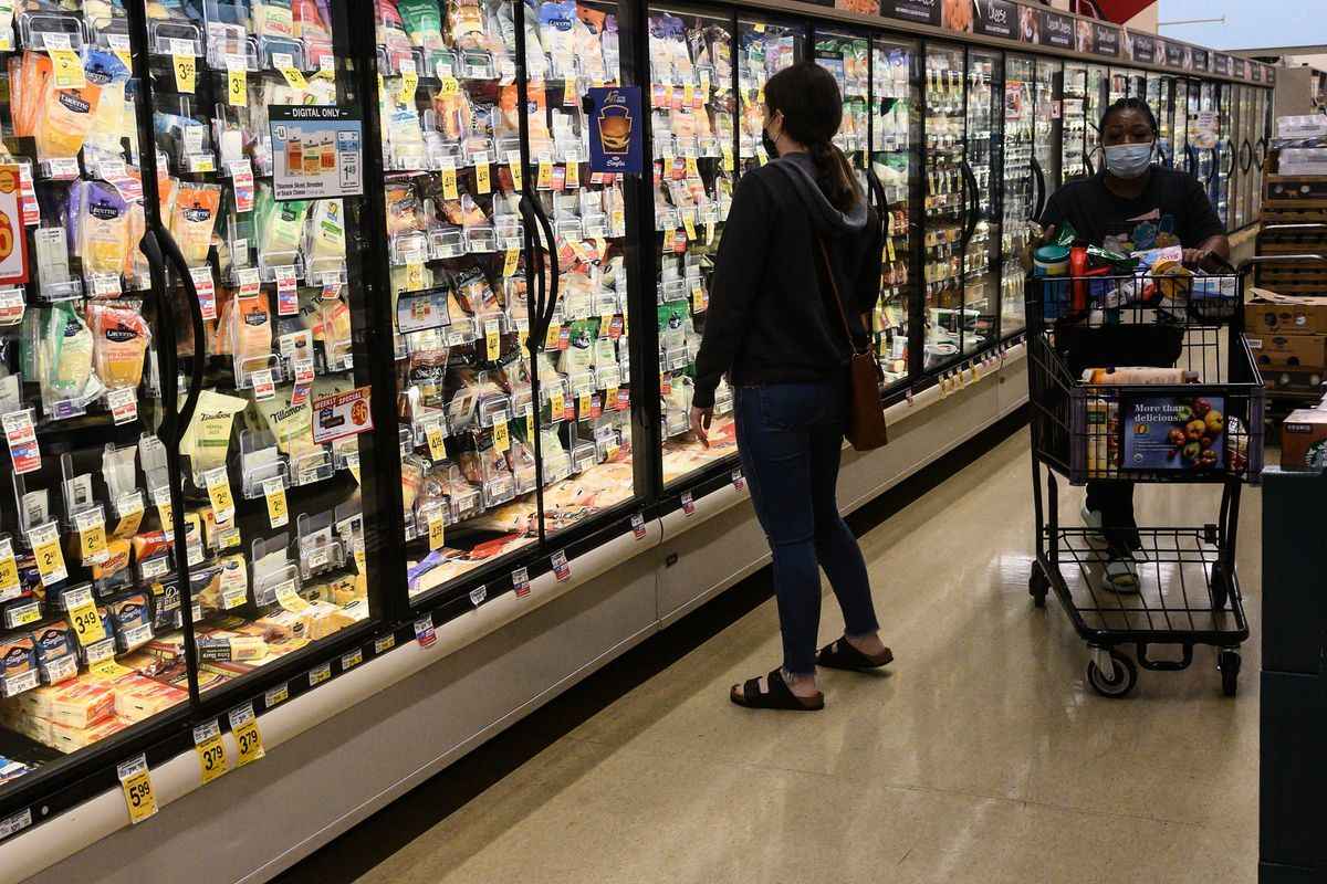 2022年5月26日，通貨膨脹持續增長之際，人們在華盛頓特區一家超市購物。（Nicholas Kamm/AFP via Getty Images）