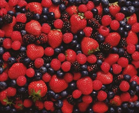 藍莓和士多啤梨含有大量的類黃酮。（Jupiterimages/Photos.com）
