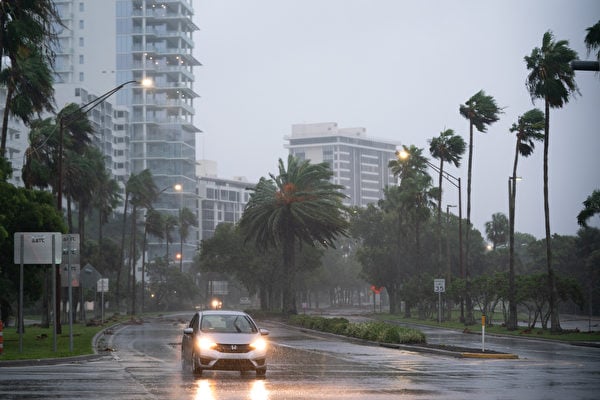 2022年9月28日，颶風伊恩向佛羅里達州薩拉索塔逼近，一名駕車者在薩拉索塔灣海濱附近行駛。預測風暴周三登陸。（Sean Rayford/Getty Images）