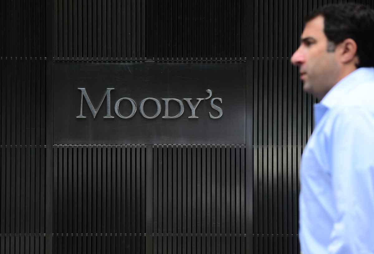 2023年12月6日，信用評級機構穆迪（Moody's Investors Service）將港澳信用展望評級降至「負面」。（Emmanuel Dunand/AFP/GettyImages）