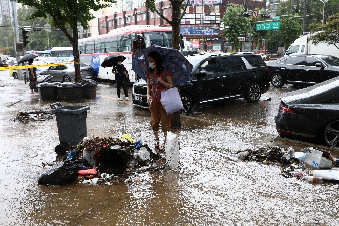 2022年8月8日南韓首都地區遭遇80年來的最大暴雨。圖為9日正在進行排水工作的首爾街道。（Chung Sung-Jun/Getty Images）
