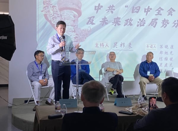 2025年10月18日,自媒體大V吳建民在「對話中國」智庫、六四紀念館聯合主辦的「中國論壇」上發言。(馬尚恩/大紀元)