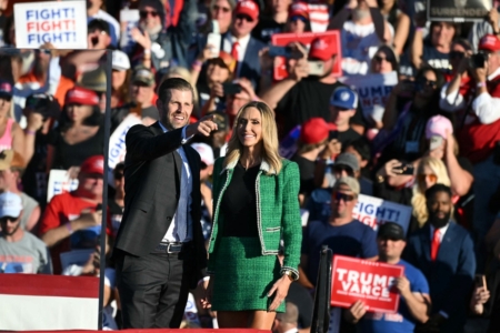 圖為2024年10月5日,美國前總統特朗普的次子埃里克(Eric Trump)和妻子勞拉(Lara Trump)出席在賓夕凡尼亞州巴特勒(Butler)舉行的競選集會。共和黨2024年總統候選人特朗普7月13日曾在此遭遇未遂暗殺。(Jim Watson/AFP)