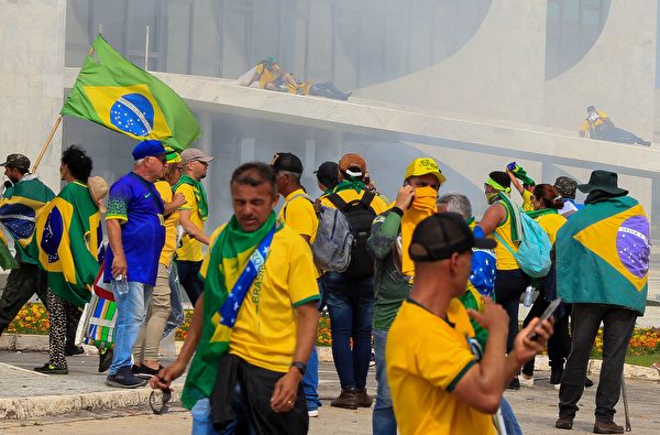 2023年1月8日，巴西前總統博爾索納羅的支持者在巴西利亞總統府外，抗議去年10月的總統大選結果。示威中，抗議者與警察發生衝突。巴西警方周日使用催淚彈擊退了數千名抗議者支持者，他們衝進了總統府、國會和最高法院。（Sergio Lima/AFP via Getty Images）