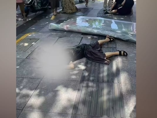 上海商舖玻璃窗掉落砸中路人 致一死一傷