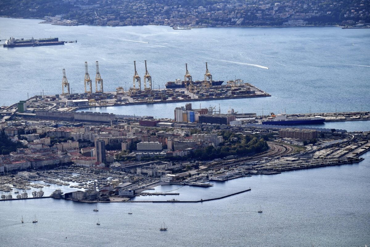 意大利東北部城市里雅斯特（Trieste）沿亞得里亞海的商業港口的鳥瞰圖。攝於2017年10月8日。（Alberto Pizzoli/AFP via Getty Images）