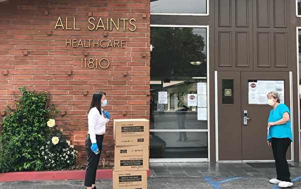 2020年4月29日，徐諾（左）捐贈6,000個醫用口罩予洛杉磯某醫院。（徐諾提供）