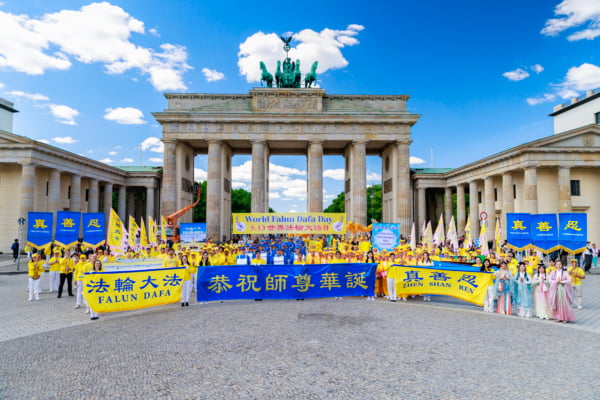 2025年5月9日(周五),德國部份法輪功學員相聚在柏林,舉行祥和豐富的遊行與集會,恭祝李洪志大師華誕。(張清颻/大紀元)