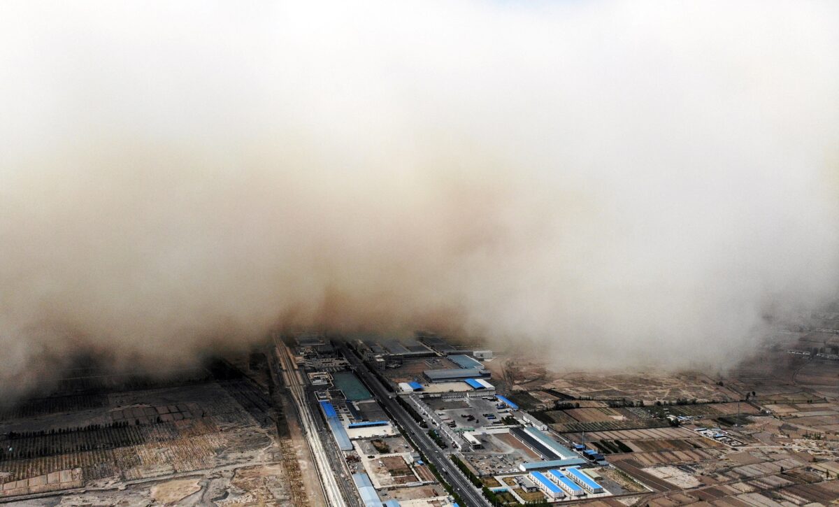 2021年4月25日，中國甘肅省張掖市臨澤縣遭遇沙塵暴襲擊。（STR/CNS/AFP via Getty Images）