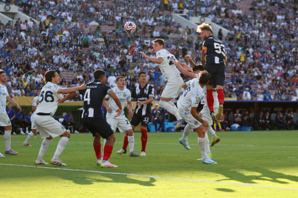 2025年6月17日,FIFA俱樂部世界盃(世俱盃)小組賽E組首輪,意甲豪門國際米蘭與墨西哥勁旅蒙特雷1:1握手言和。圖為雙方球員在比賽中拼搶瞬間。(Stu Forster/Getty Images)
