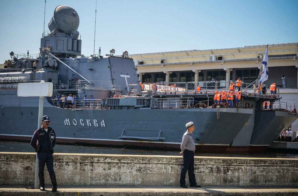 俄羅斯國防部證實，其「莫斯科」號導彈巡洋艦沉沒時，有人員傷亡。圖為2013年8月3日，俄羅斯黑海艦隊旗艦「莫斯科」號停泊在古巴夏灣拿港口。（Adalberto Roque/AFP via Getty Images）