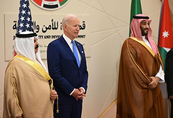 2022年7月16日，（從左到右）巴林國王阿勒哈利法、美國總統拜登和沙特王儲薩勒曼在沙特阿拉伯吉達的安全與發展峰會期間合照。（Mandel Ngan/POOL/AFP via Getty Images）