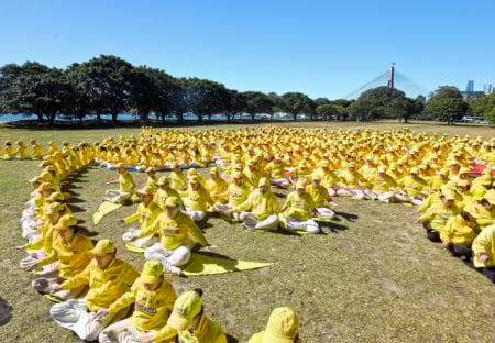 2025年10月11日,澳洲法輪功學員在悉尼水濱公園Jubilee Park舉行排字活動。(沈科/大紀元)