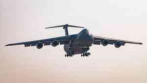 福特號航母逼近伊朗 美軍超級運輸機抵英基地