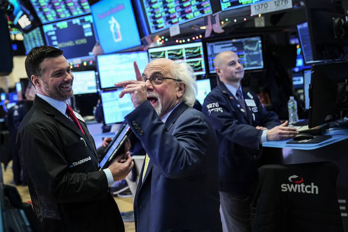 圖為紐約證券交易所2018年12月27日場內交易員和金融專業人士在收盤前交談。（Drew Angerer/Getty Images）
