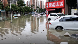 湖北洪水氾濫 客車過橋被沖走 老人孩子遇難