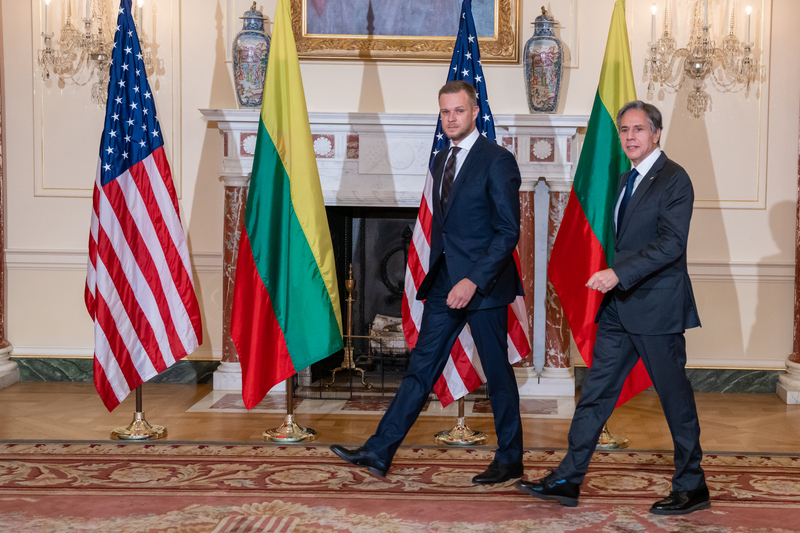 立陶宛外交部長藍斯柏吉斯（左）9月15日在華府與美國國務卿布林肯（右）會晤。布林肯在閉門會議前表示，立美兩國在共同防禦安全上團結一致，對抗中國經濟脅迫，也堅定捍衛民主。（美國國務院提供／中央社）