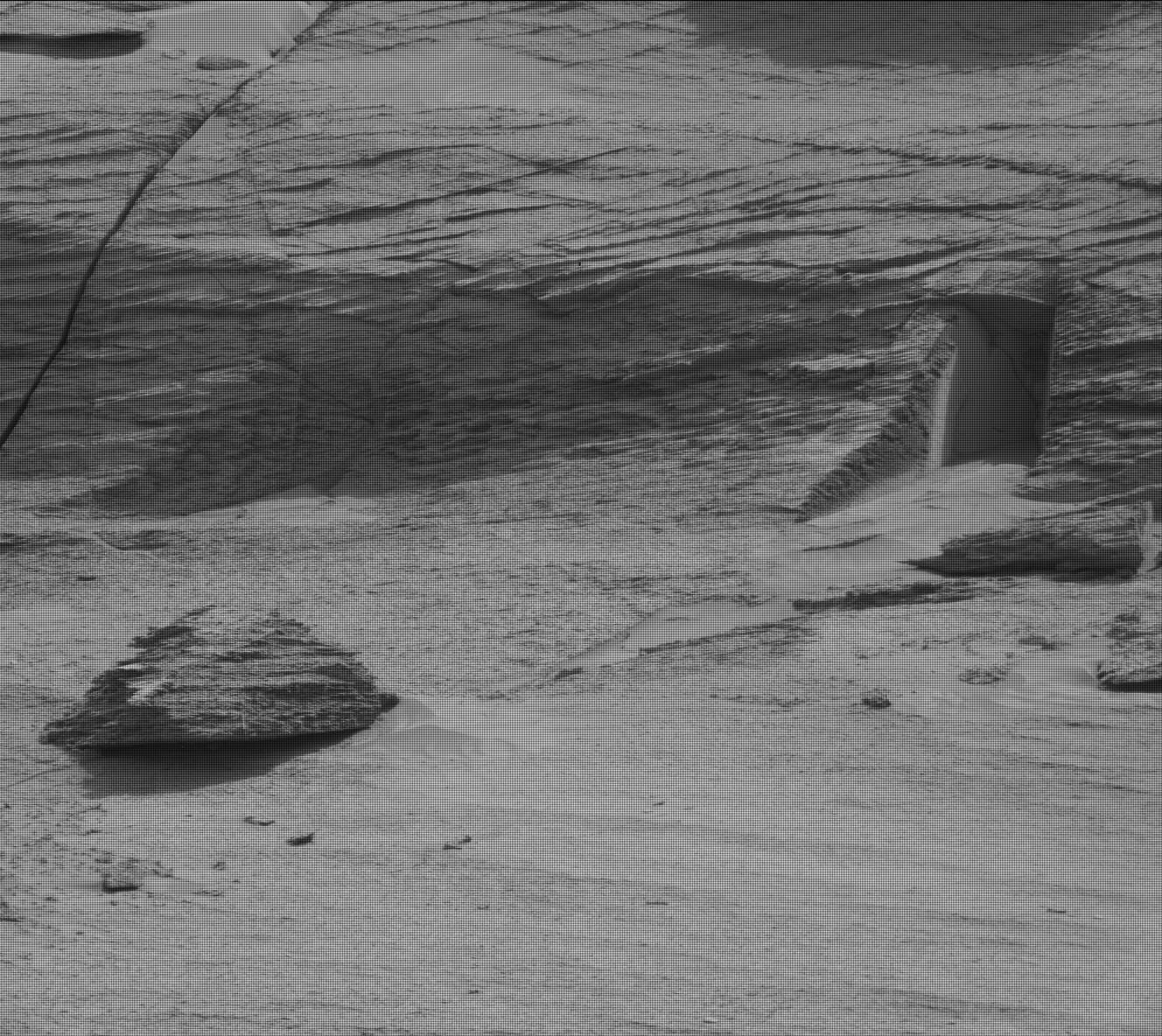 好奇號火星探測車於2022年5月7日在夏普山拍到的照片，其中可以看到一個門，看似一個通道的入口。（NASA/JPL-Caltech/MSSS）