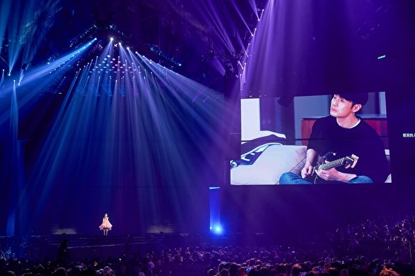 楊丞琳與李榮浩婚後，依舊各自忙碌。圖為台北小巨蛋第3場「LIKE A STAR」巡迴演唱會資料照，李榮浩也在演唱會中隔空「現身」伴奏。（EMI提供）