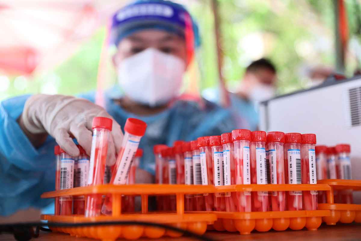 2021年9月18日，中國福建省廈門市，一位醫務人員正在處理COVID-19（新冠病毒）檢測的樣本。（STR/AFP via Getty Images）