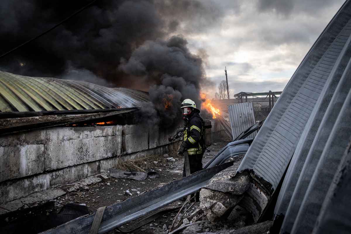 2022年3月8日，在烏克蘭基輔，一個化學倉庫遭俄羅斯砲擊後起火。 （Chris McGrath/Getty Images）
