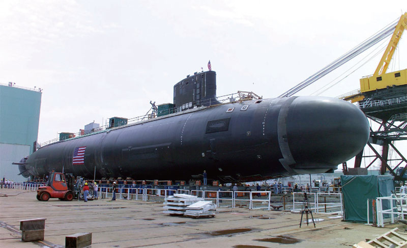 資料圖：2003年8月5日，美國海軍的維珍尼亞級導彈核潛艇（SSN 774）是美軍設計的第一款具備跨區域戰場優勢的潛艇，其製造實現了核心軍事能力與可承付能力的平衡。（AFP）