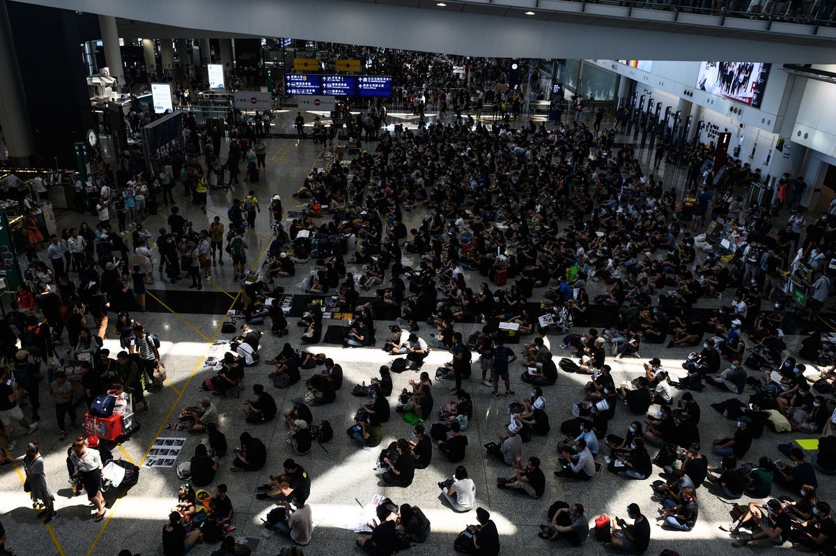 港人8月13日在香港機場舉行反送中集會。 （Philip FONG/AFP）